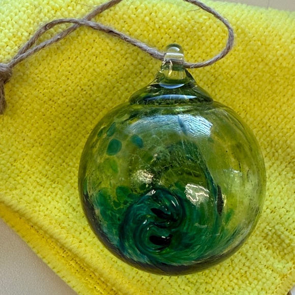 NWOT LUKE ADAMS GLASS BLOWING ORB ORNAMENT SUN SWIRL 2.5” DIAMETER GREEN BLUE - Picture 2 of 6